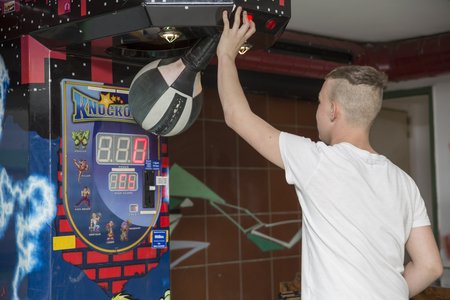 ein Jugendlicher am Boxautomat