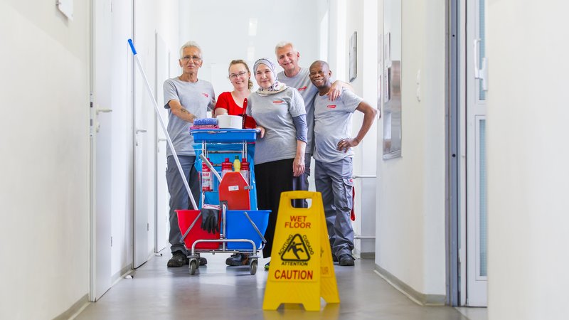Arbeitsgruppe mit Putzkübeln und Putzmaterialien bei Jugend am Werk