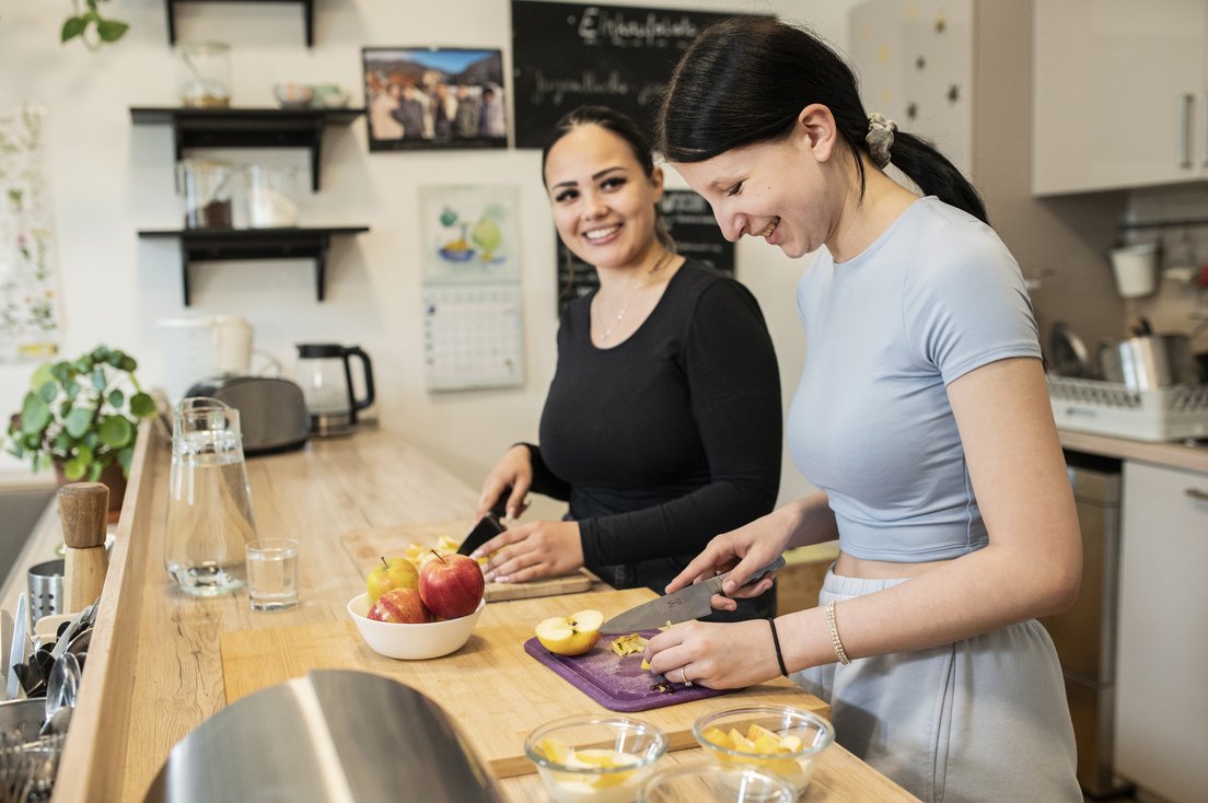 Eine Betreuerin und eine Jugendliche kochen gemeinsam