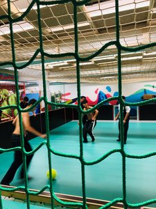 Jugendliche spielen Indoorsoccer
