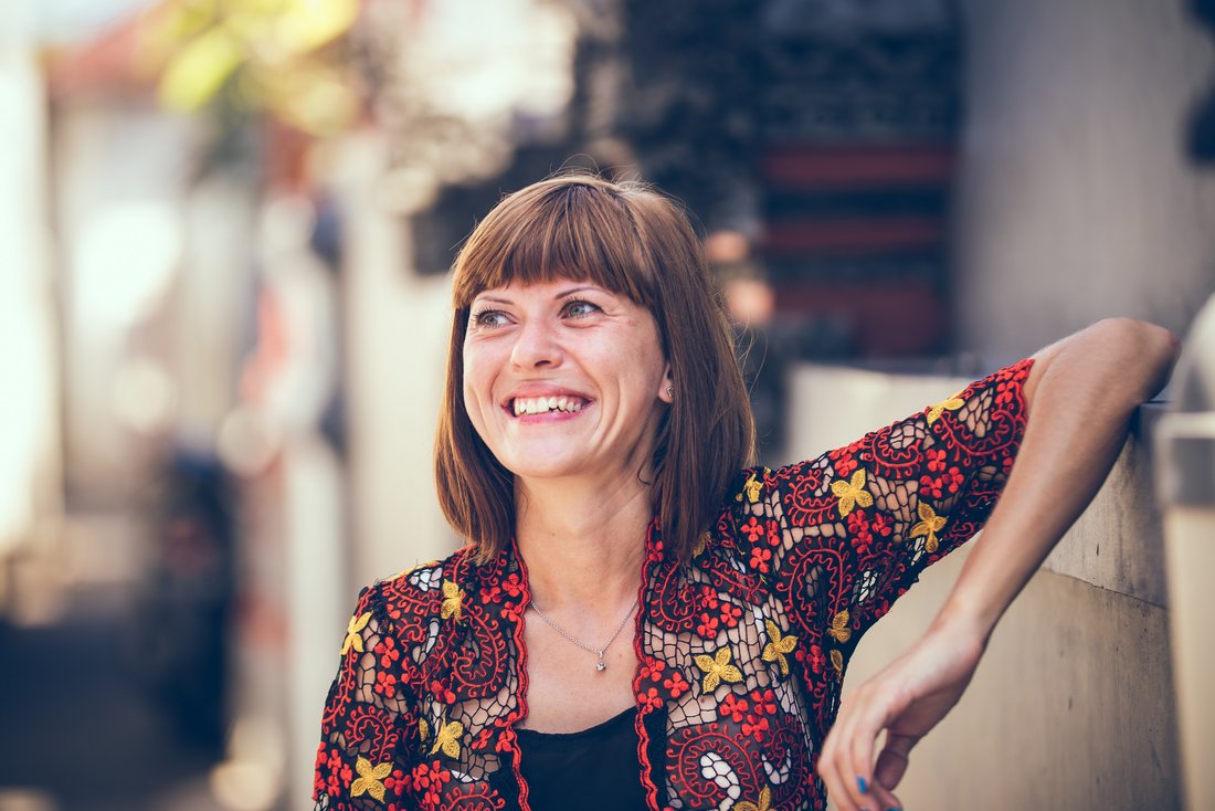 eine lachende Frau