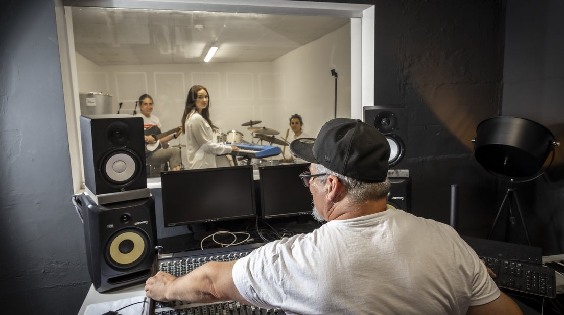 ein Musikstudio für Jugendliche mit einem Musiktechniker