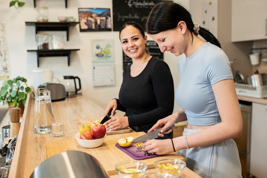 Eine Betreuerin und eine Jugendliche kochen gemeinsam