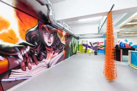 ein Sportraum, der bunt gestaltet ist und einige Graffitis an der Wand