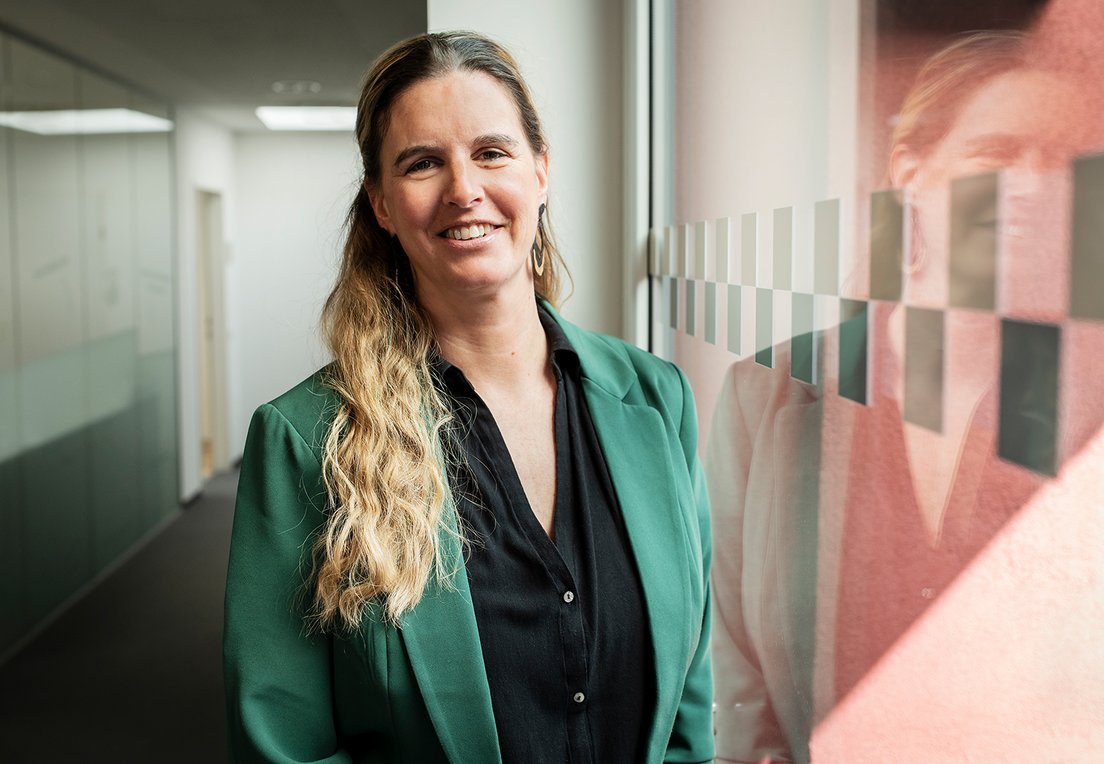 eine Frau im Blazer wird gerade interviewt, im Hintergrund ein Jugend am Werk-Banner