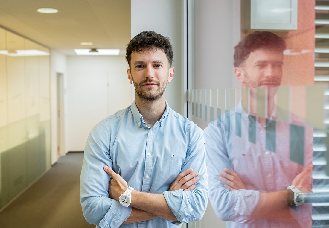 Portrait eines jungen Mannes.