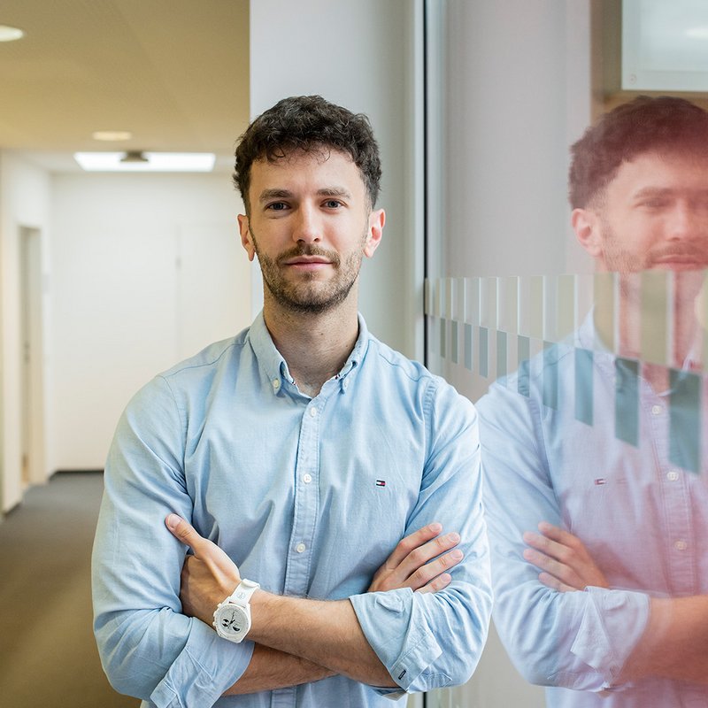 Portrait eines jungen Mannes.