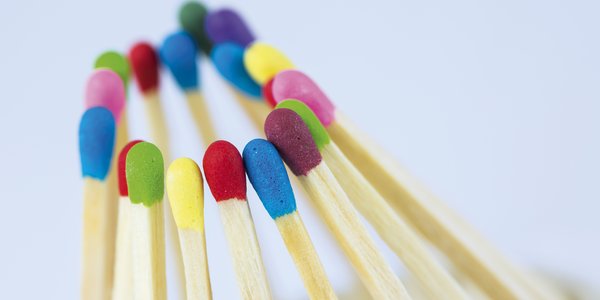 Streichhölzer in allen Farben des Regenbogens